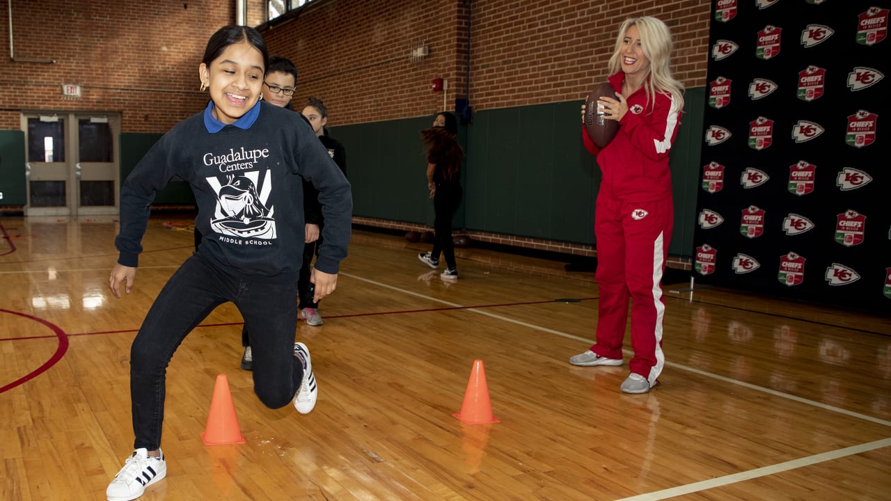 Chiefs Surprise Kids at Guadalupe Center with Play 60 Clinic Ahead of Trip  to Mexico City, image size:1280x720