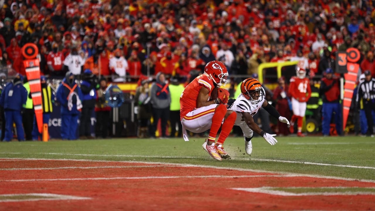 Can't-Miss Play: Kansas City Chiefs wide receiver Marquez Valdes-Scantling  absorbs a hit-stick tackle to catch a 34-yard bomb thrown by Chiefs  quarterback Patrick Mahomes