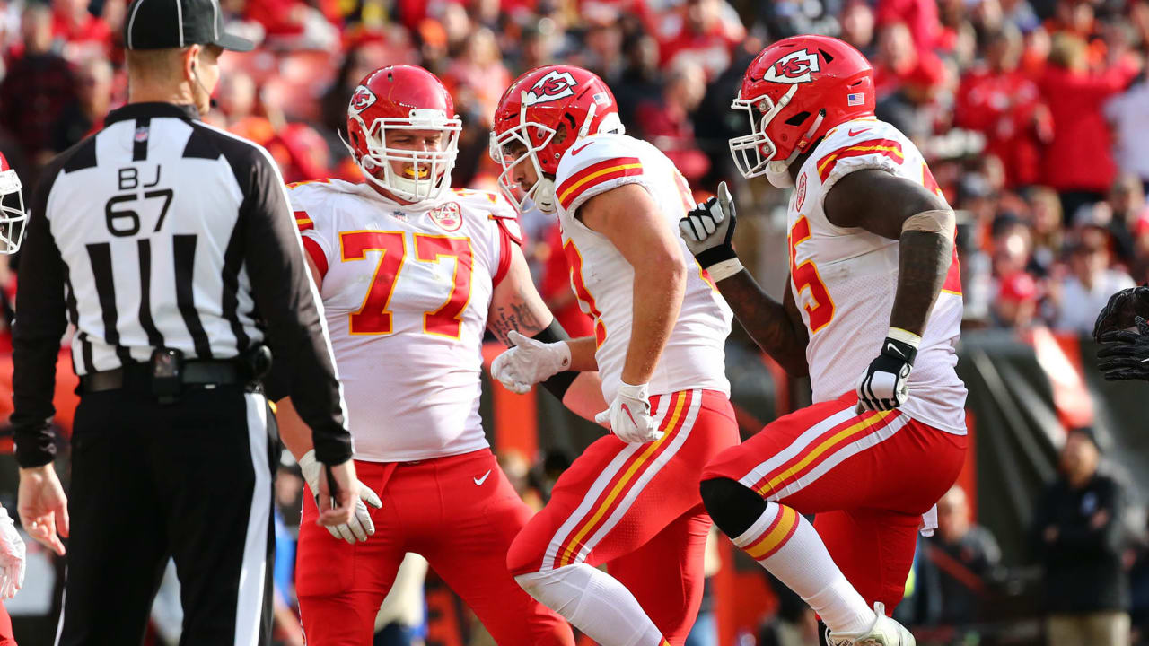 Patrick Mahomes Throws Touchdown Pass Where Only Travis Kelce Can Reach