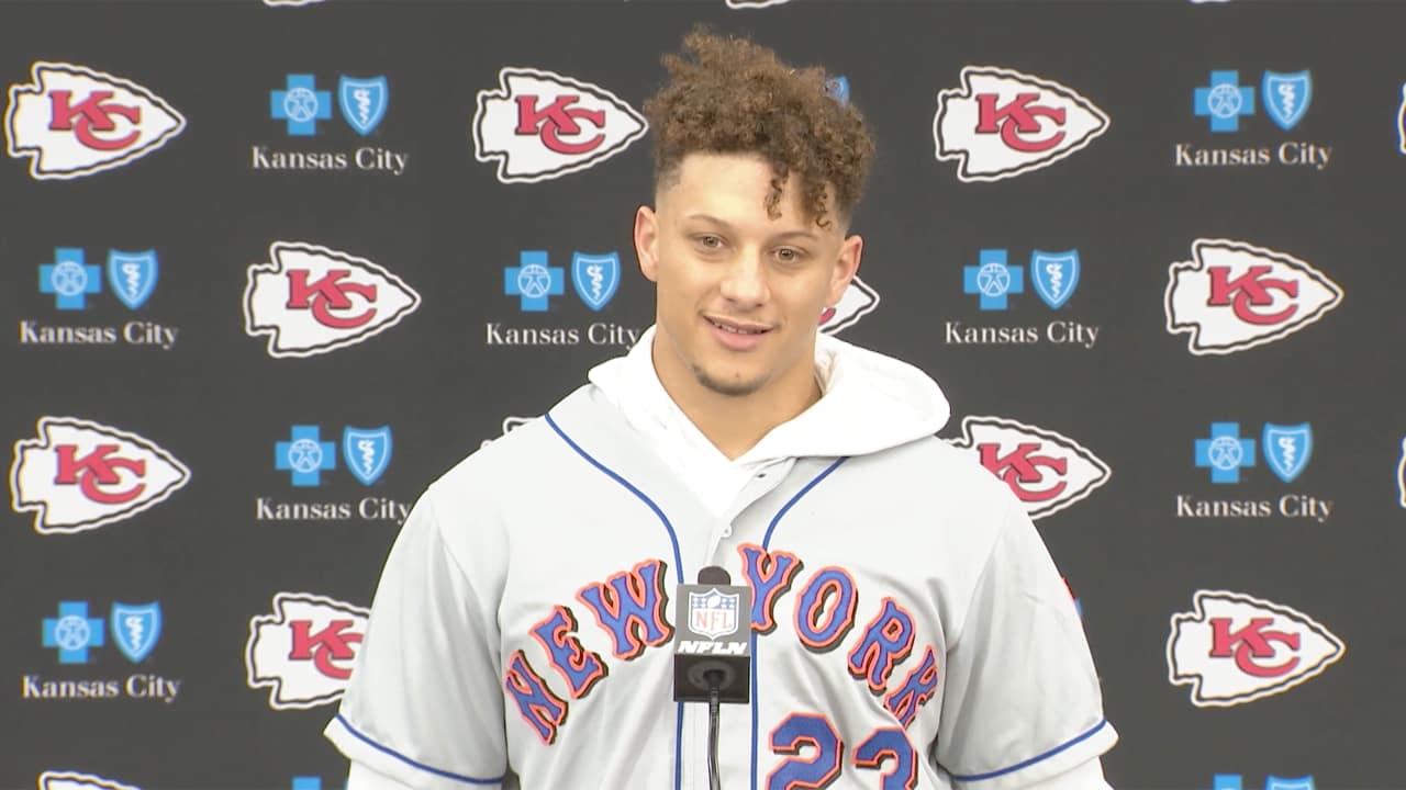 Chiefs players crash Patrick Mahomes postgame interview