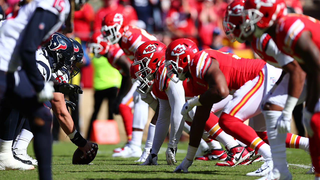 Chiefs' Tyreek Hill grabs pompoms to celebrate touchdown