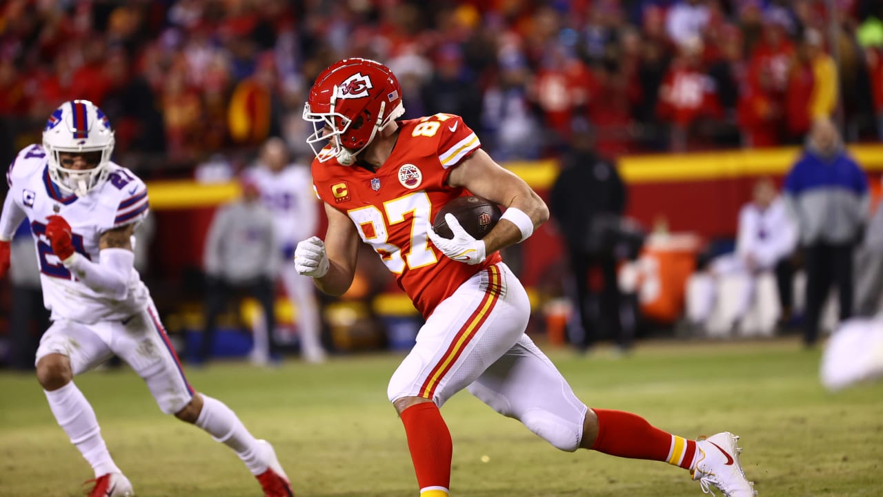 Patrick Mahomes Lasers 21-Yard Pass to Wide-Open Travis Kelce Over Middle