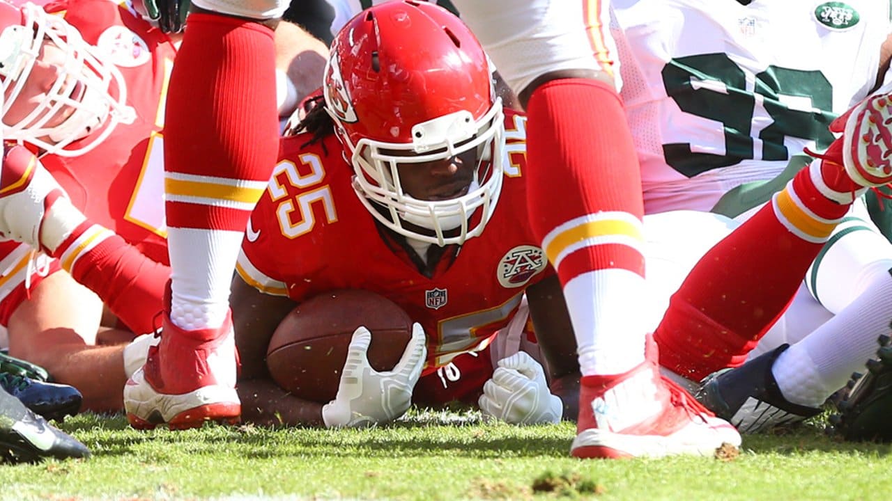 Kansas City Chiefs running back Jamaal Charles (25) scrambles for