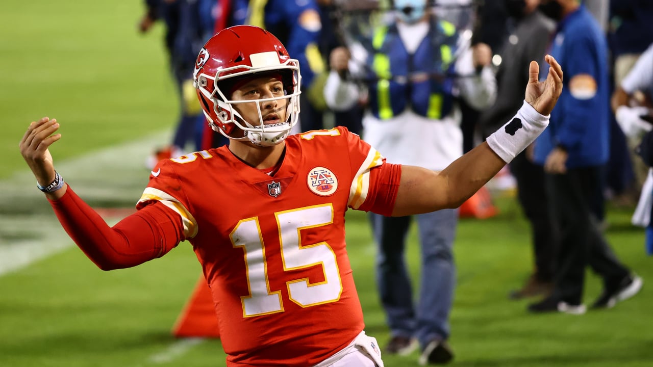 Patrick Mahomes Gestures Towards Chiefs Kingdom after 18-Yard Scramble