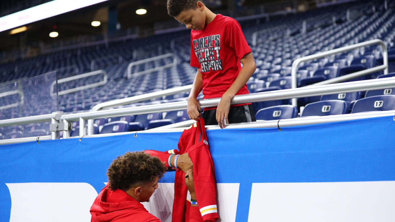 Kansas City Chiefs quarterback Patrick Mahomes signs autographs