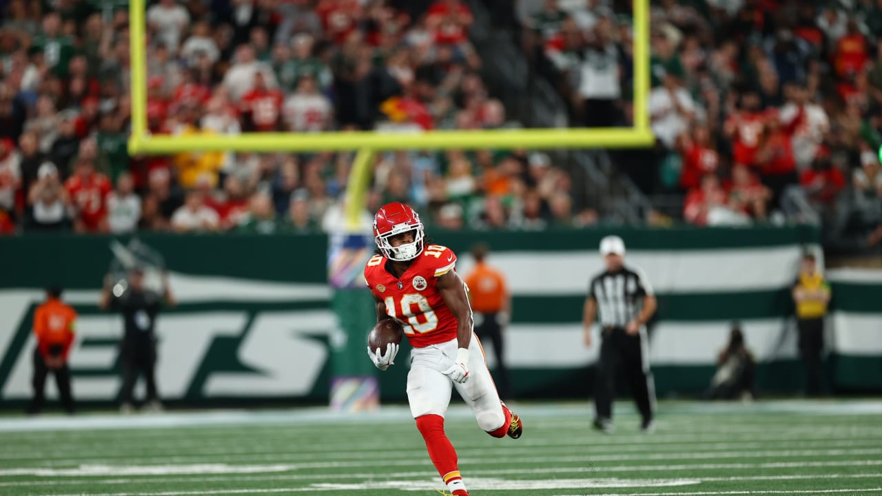 Kansas City Chiefs quarterback Patrick Mahomes locates wide-open