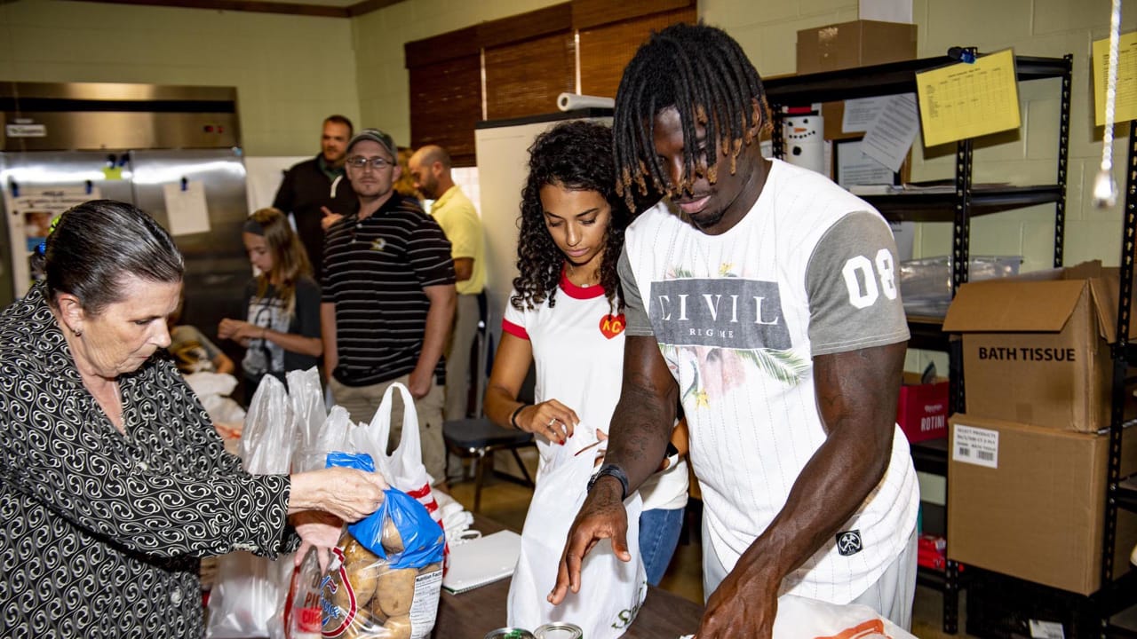 Tyreek Hill donates 6,000 meals to local families, challenges his