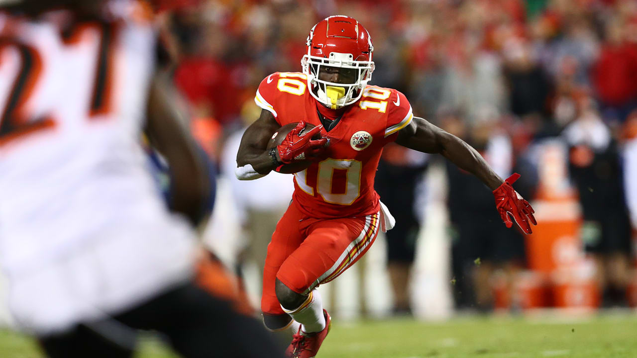 Tyreek Hill Takes Off for 28 yards on Chiefs' First Play vs. Bengals