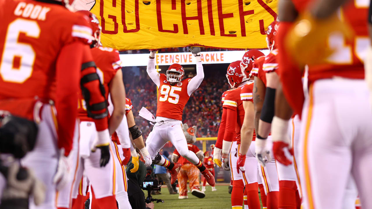 The Kansas City Chiefs - We would like to OFFICIALLY welcome Orlando Brown  to #ChiefsKingdom!