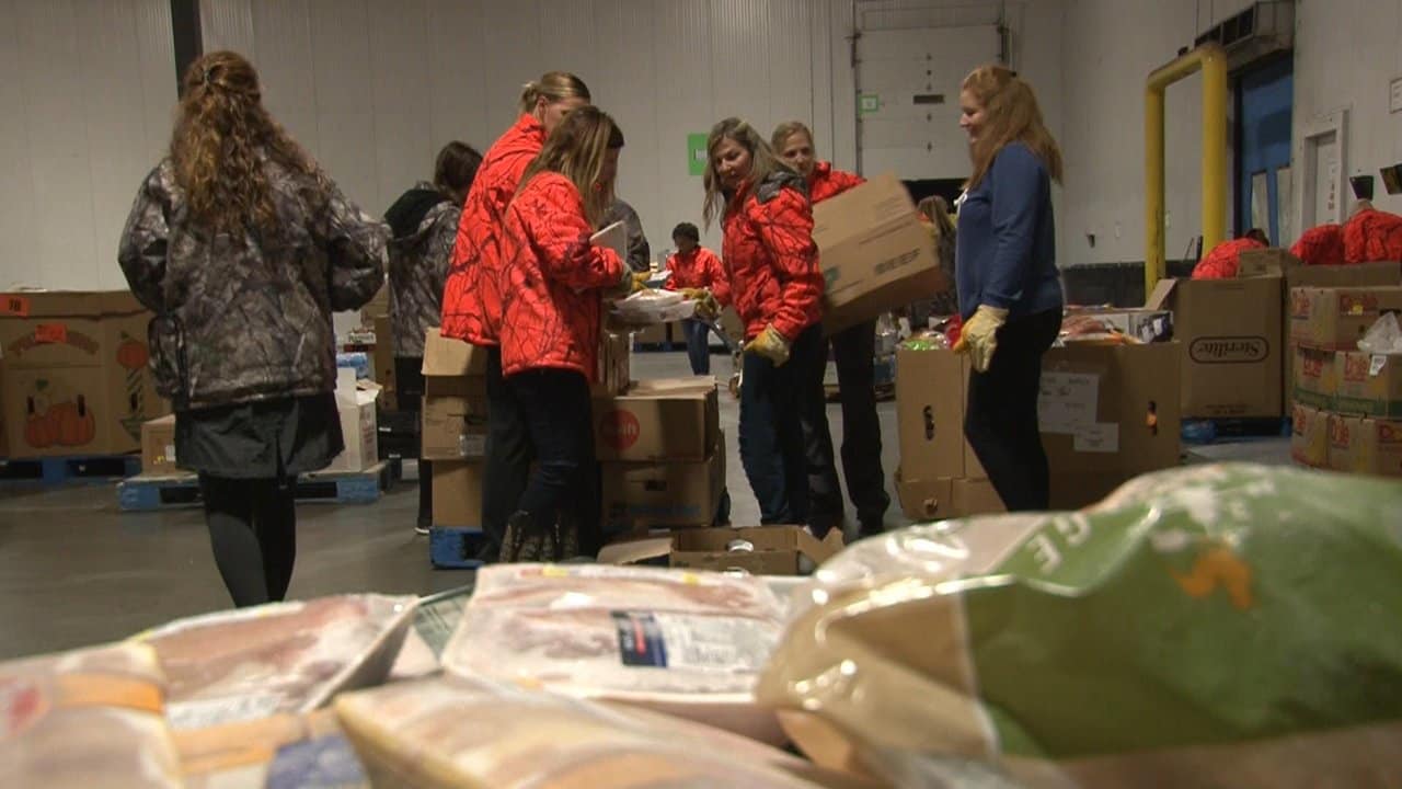 Indianapolis Colts Women S Organization Volunteers At Gleaners