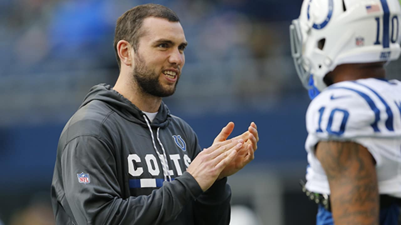 Colts quarterback Andrew Luck surprises third-grade class