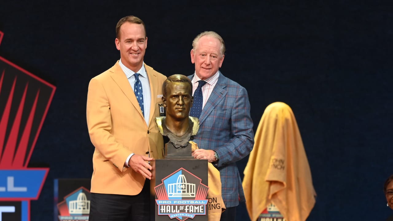Archie Manning presents Peyton Manning 2021 Hall of Fame Class