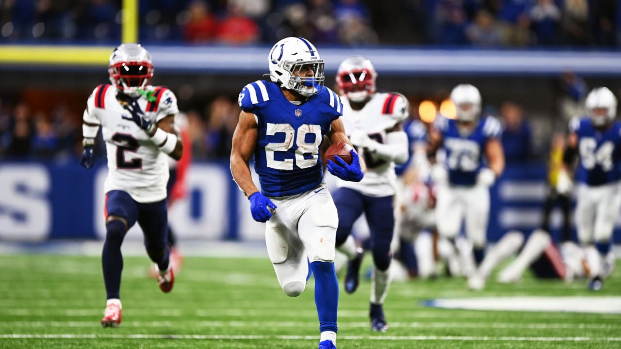 Taylor helps Colts turn table on Patriots with 27-17 victory