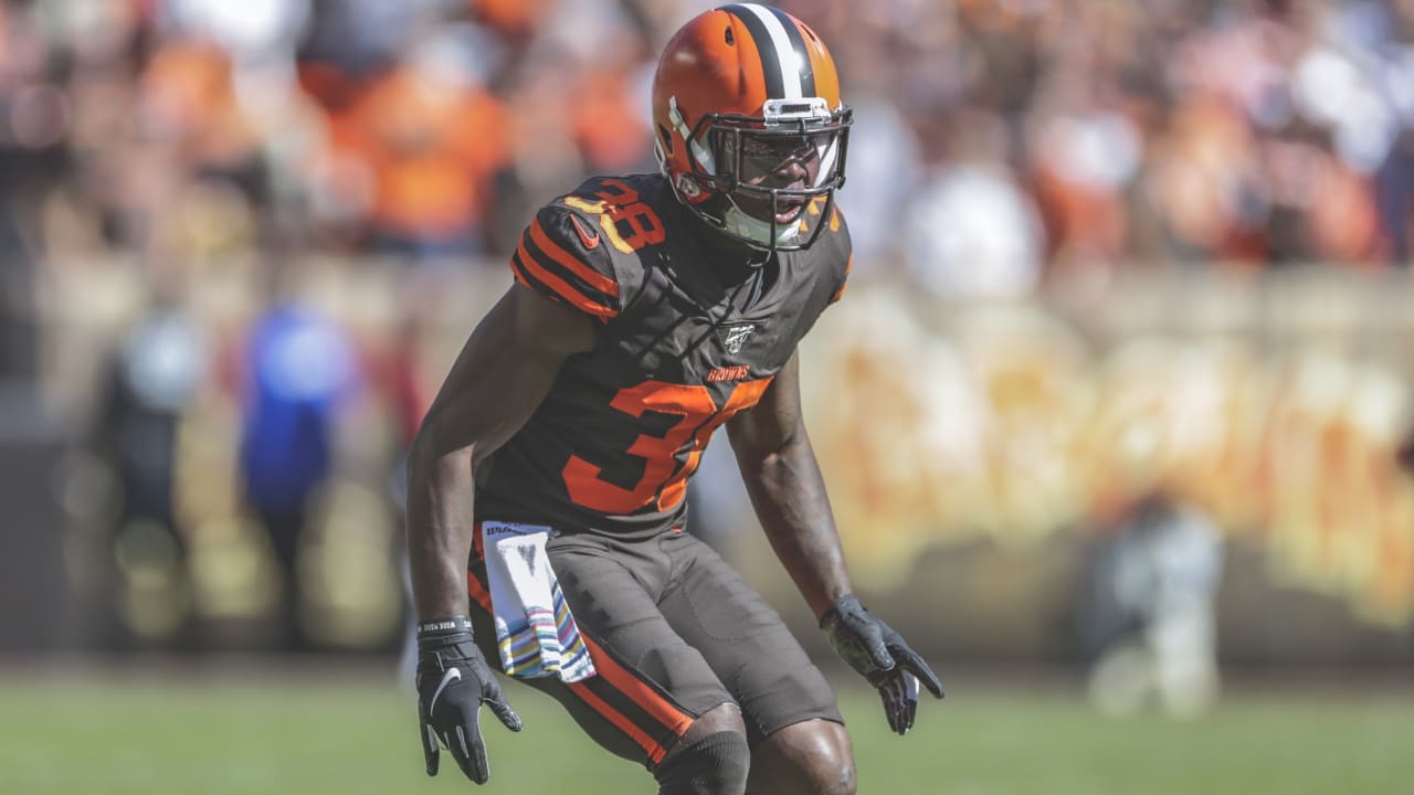 Cleveland Browns strong safety Derrick Kindred (26) trips up