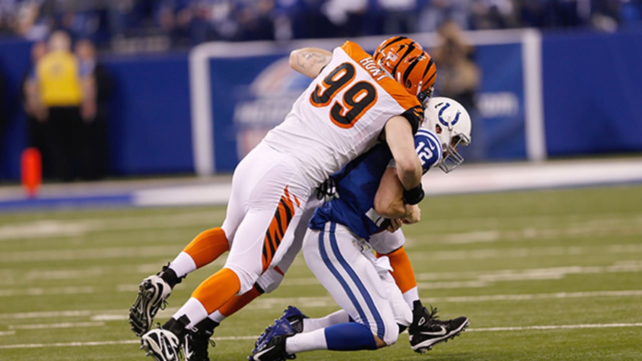 The Chicago Bears sign Estonian Margus Hunt to their practice squad