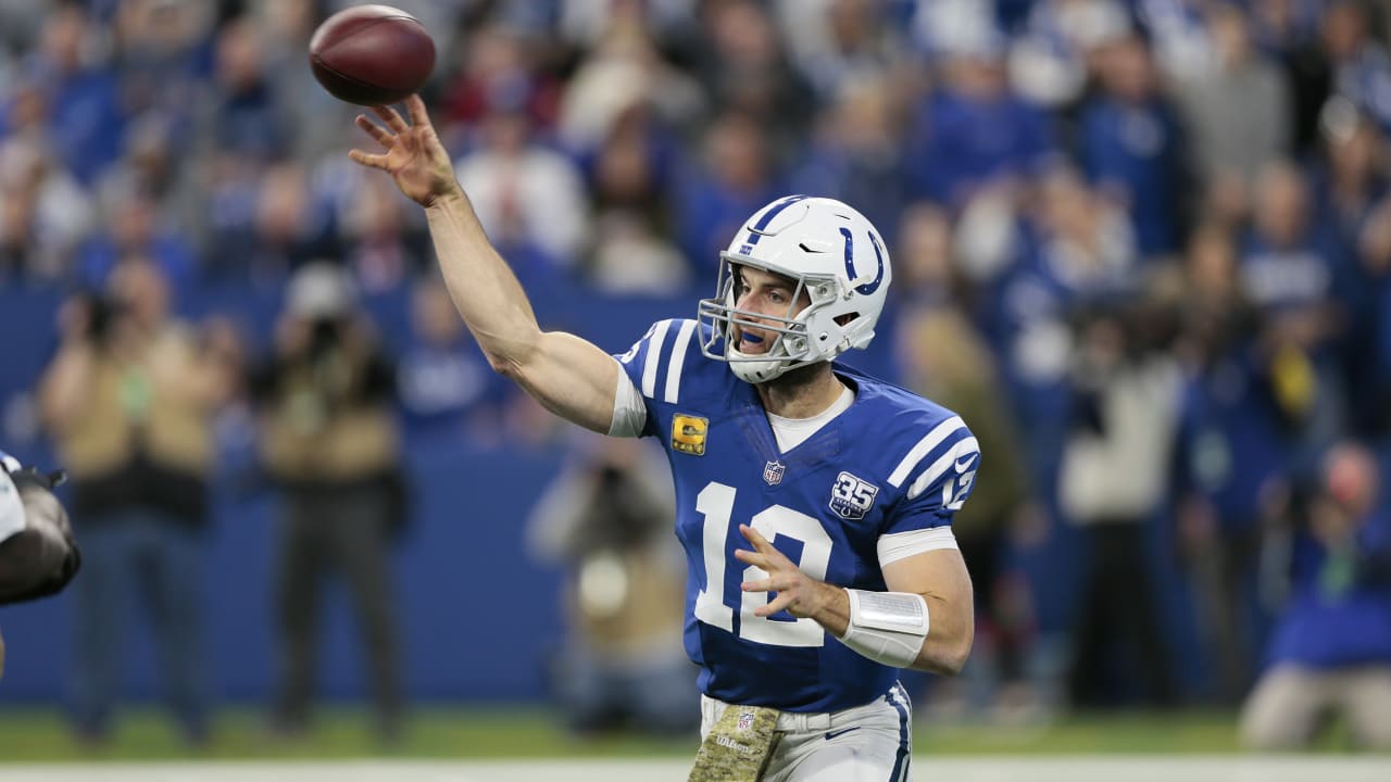 Peyton Manning Catches Up With Andrew Luck Before Sunday's Colts Win