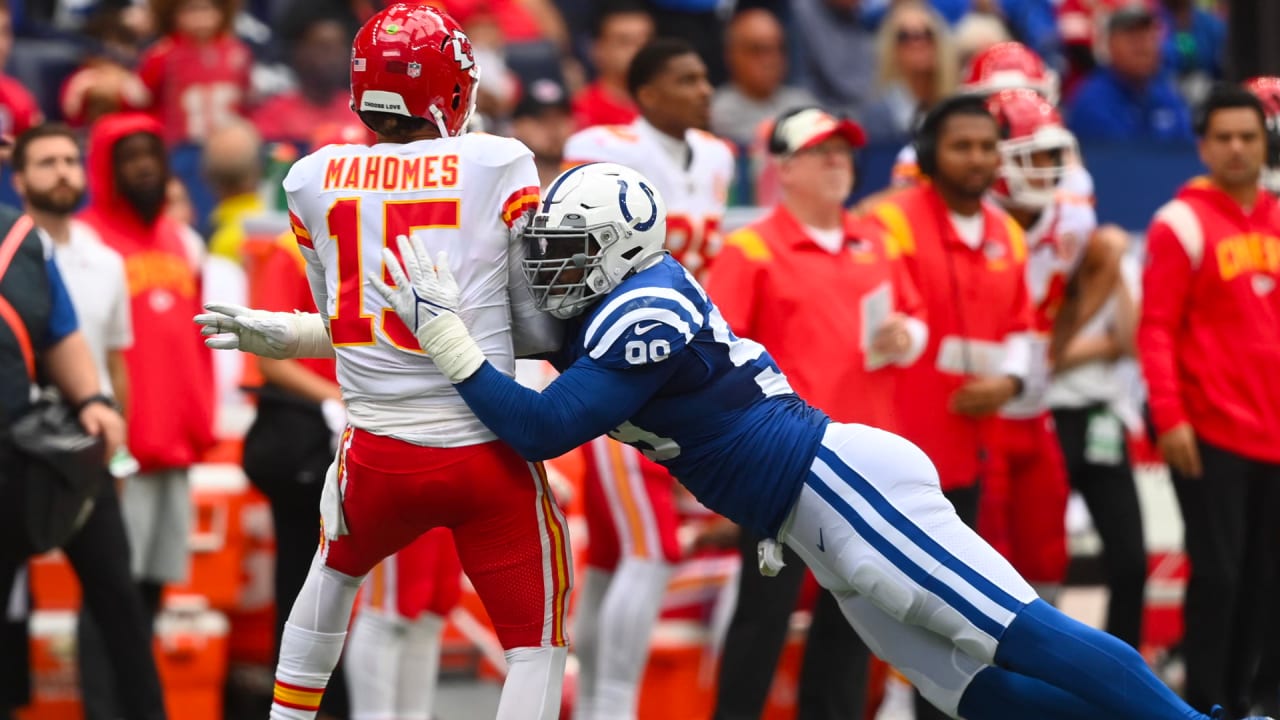 NFL-N-Motion: Slow-motion view of Kansas City Chiefs quarterback Patrick  Mahomes' no-look pass