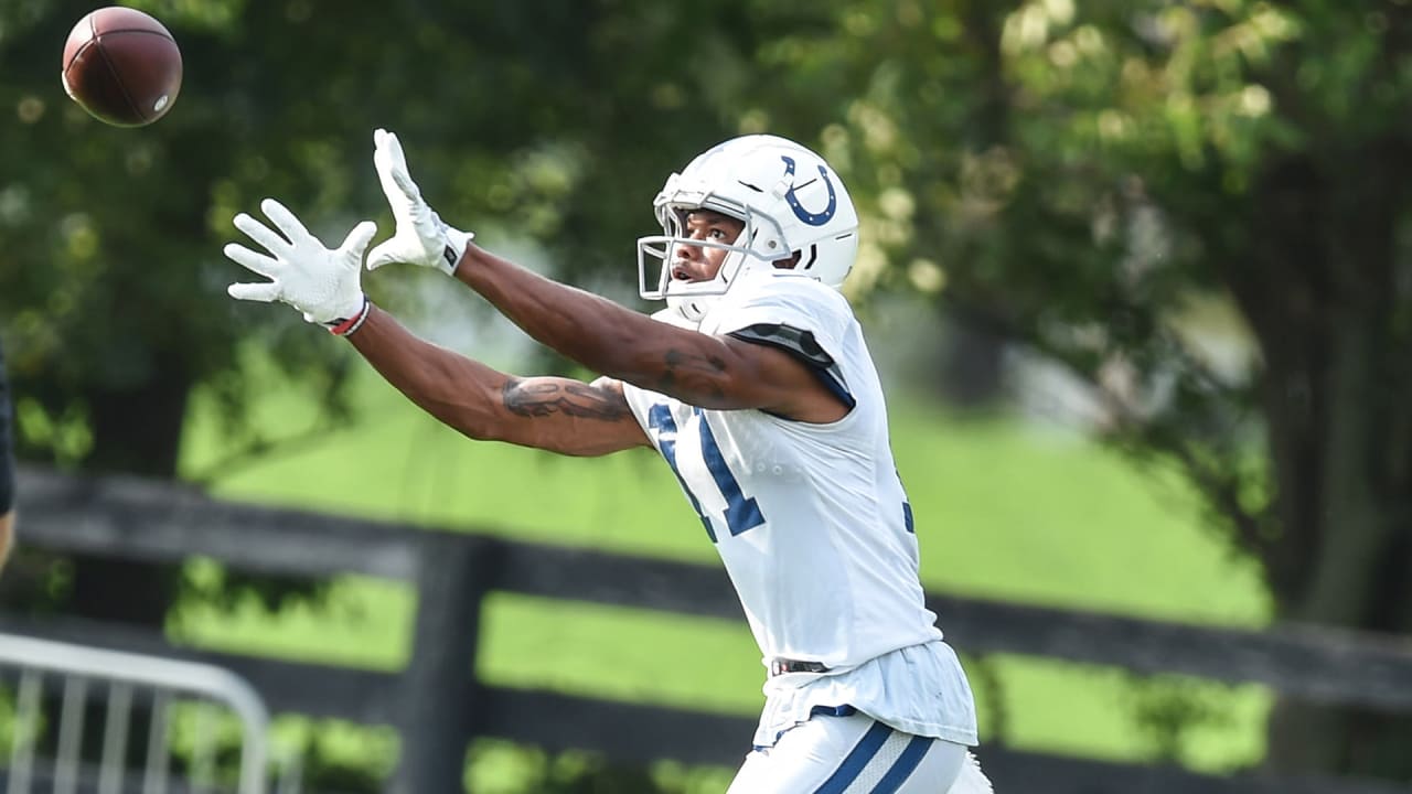 Washington Redskins wide receiver Frank Grant carries the ball and