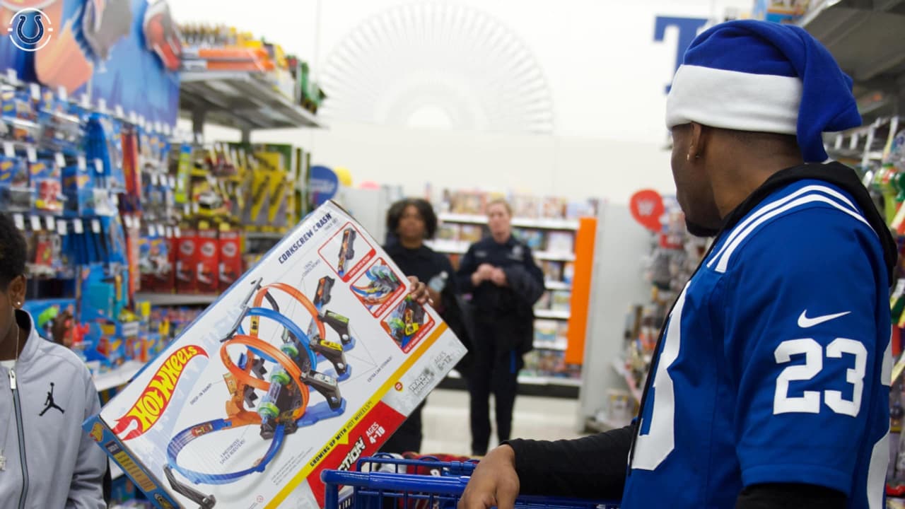 Photos: Packers players shop with kids from Pals Program at Meijer