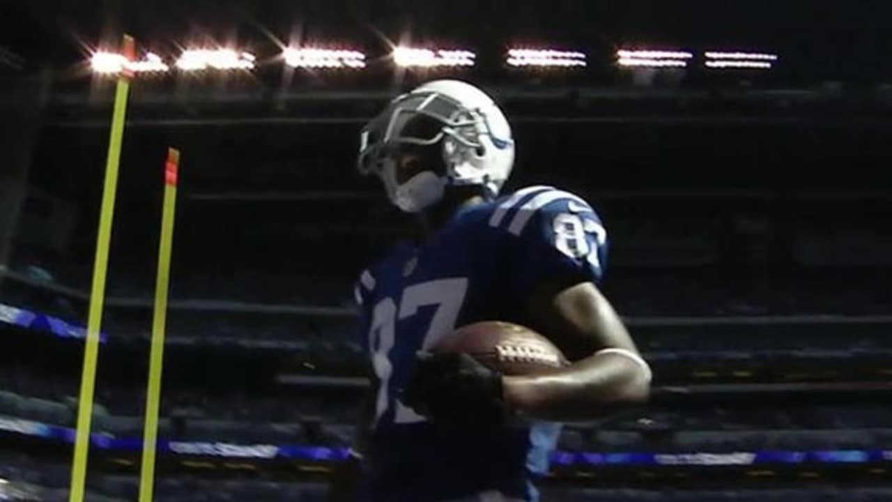 Andrew Luck throws 28-yard touchdown pass to wide receiver Reggie Wayne