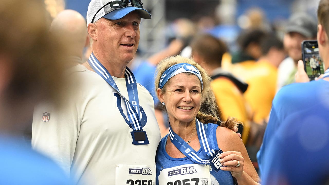 Couple gets engaged at Lucas Oil Stadium after Colts 5K race