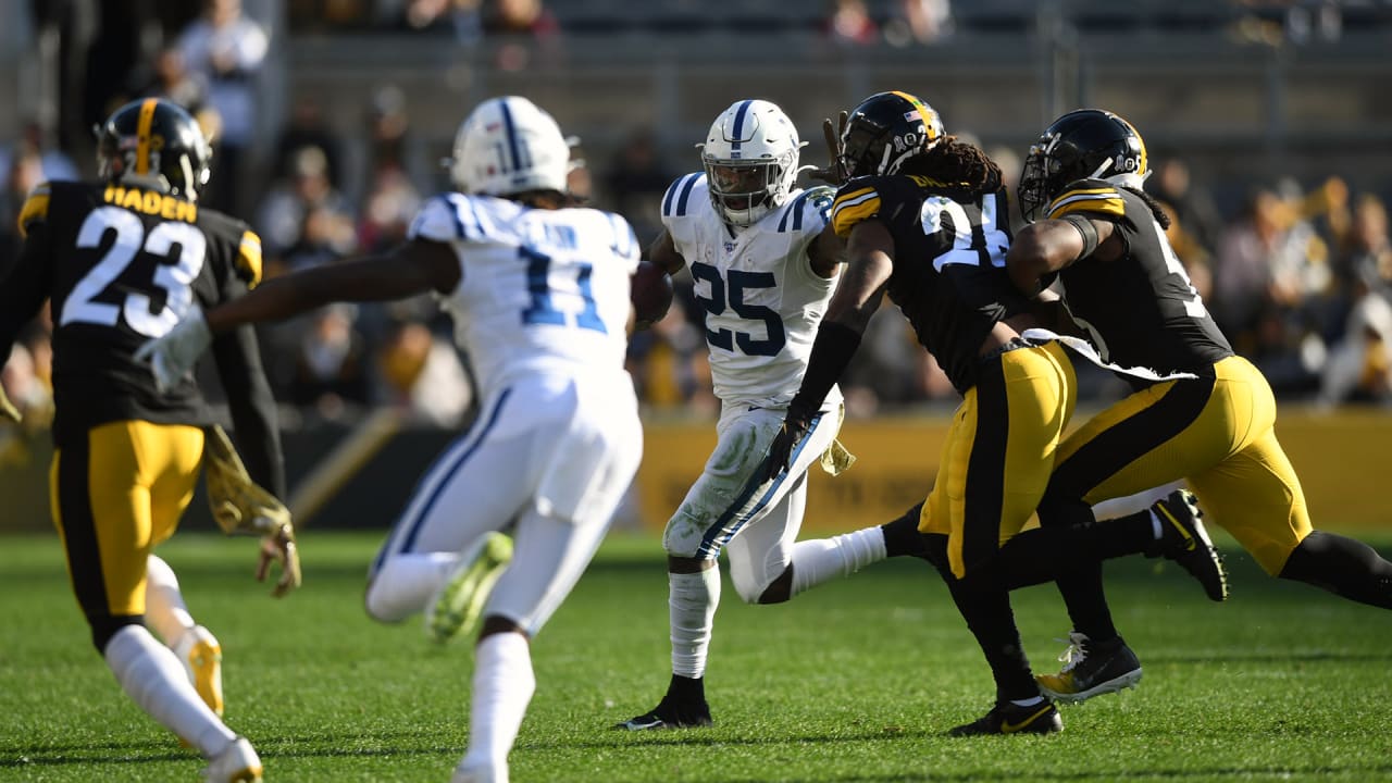 Indianapolis Colts guard Danny Pinter (63) points to the defense before the  snap during an NFL football game against the New England Patriots,  Saturday, Dec. 18, 2021, in Indianapolis. (AP Photo/Zach Bolinger Stock  Photo - Alamy