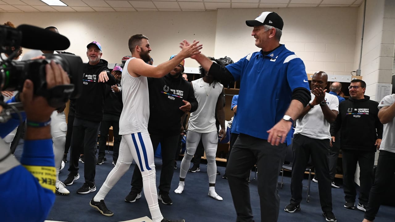 WATCH: Taylor delivers postgame locker room speech, gives out game