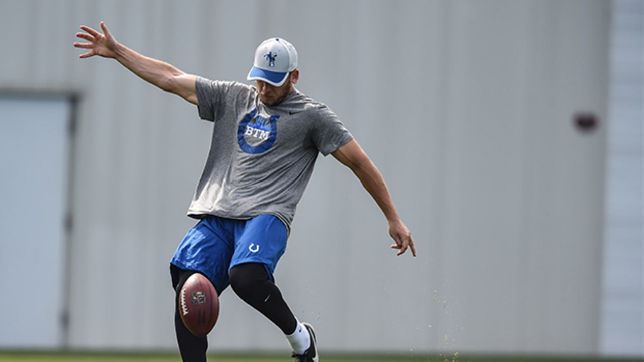 Watch 'old man' Pat McAfee boot field goals before Colts game