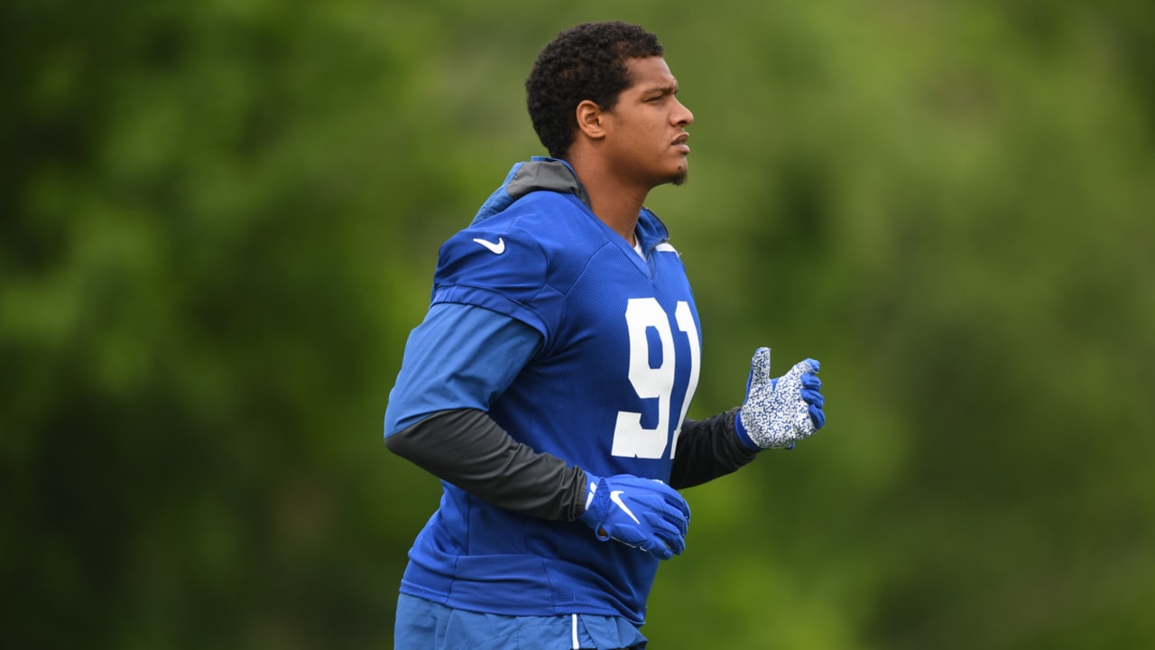 Cleveland Browns' Isaac Rochell runs through a drill during an NFL