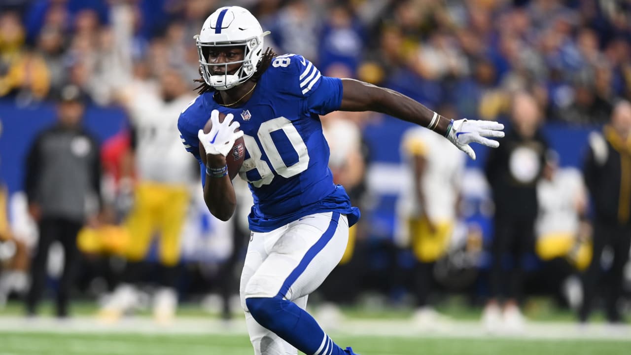 INDIANAPOLIS, IN - JANUARY 08: Indianapolis Colts tight end Jelani Woods  (80) warms up before the game between the Houston Texans and the  Indianapolis Colts on January 8, 2023, at Lucas Oil