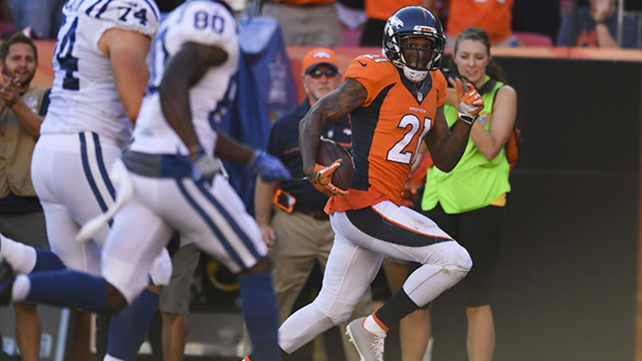 Denver Broncos' John Elway aims a pass downfield during the