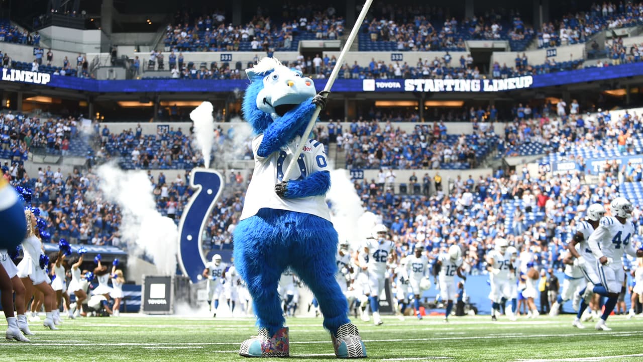 Colts' Leonard hosts Thanksgiving giveaway, discusses season