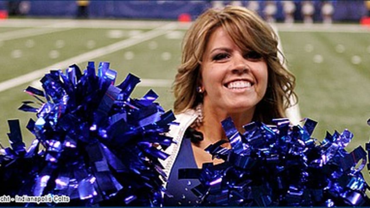 Dallas Cowboys Cheerleaders go crazy after their new locker room