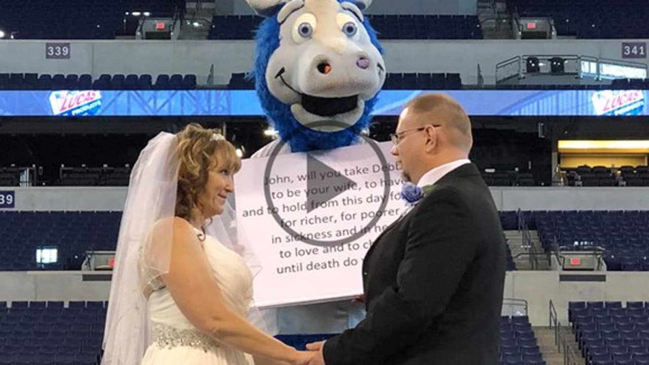 Couple gets married at halftime of Buffalo Bills game in NFL wedding