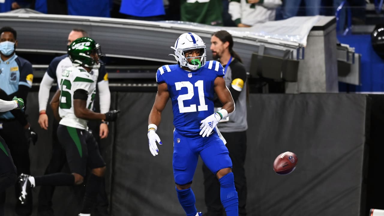 Indianapolis Colts running back Nyheim Hines (21) scores a touchdown ahead  of Tennessee Titans inside linebacker Jayon Brown (55) in the first half of  an NFL football game Thursday, Nov. 12, 2020