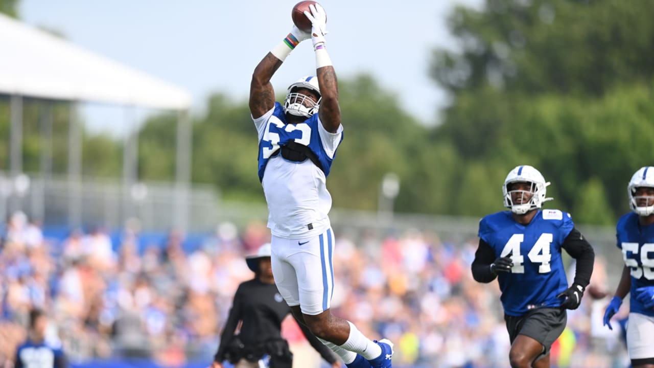 Two Indianapolis Colts fan measures themselves against Indianapolis Colts  linebacker Darius Leonard in Indianapolis Colts City at the NFL team's  football training camp in Westfield, Ind., Saturday, July 31, 2021. (AP  Photo/Michael