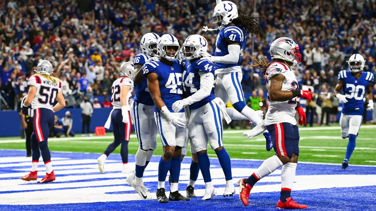 December 18, 2021: New England Patriots head coach Bill Belichick during  NFL football game action between the New England Patriots and the  Indianapolis Colts at Lucas Oil Stadium in Indianapolis, Indiana.  Indianapolis