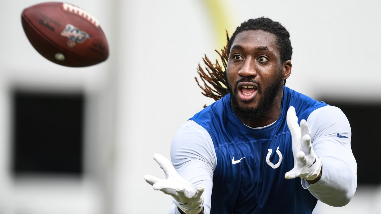 Uživatel Locked On Colts Podcast na Twitteru: „Mo Alie-Cox's hand size  makes an NFL football look like a nerf version.  /  Twitter