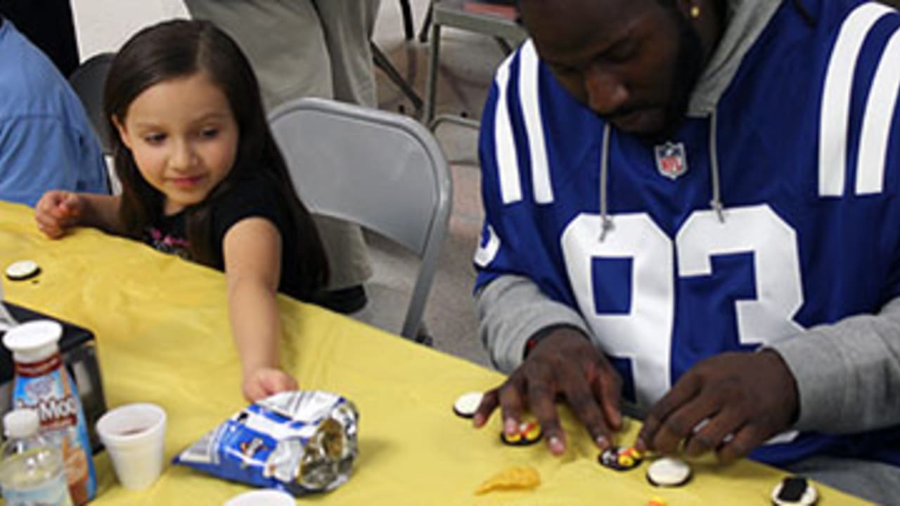 Packers players go holiday shopping with kids at Meijer 