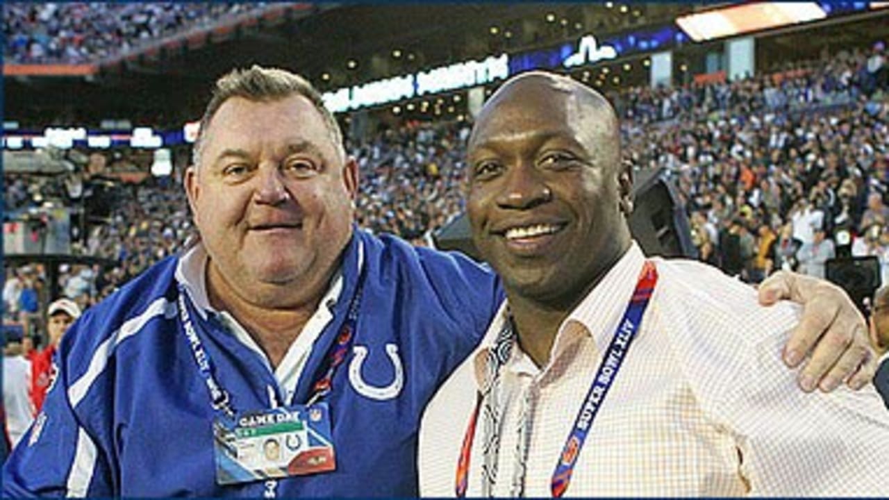 Former Minnesota Vikings great John Randle, left, unveils his bust with  presenter John Teerlinck during Randle's enshrinement in the Pro Football  Hall of Fame in Canton, Ohio Saturday, Aug. 7, 2010. (AP