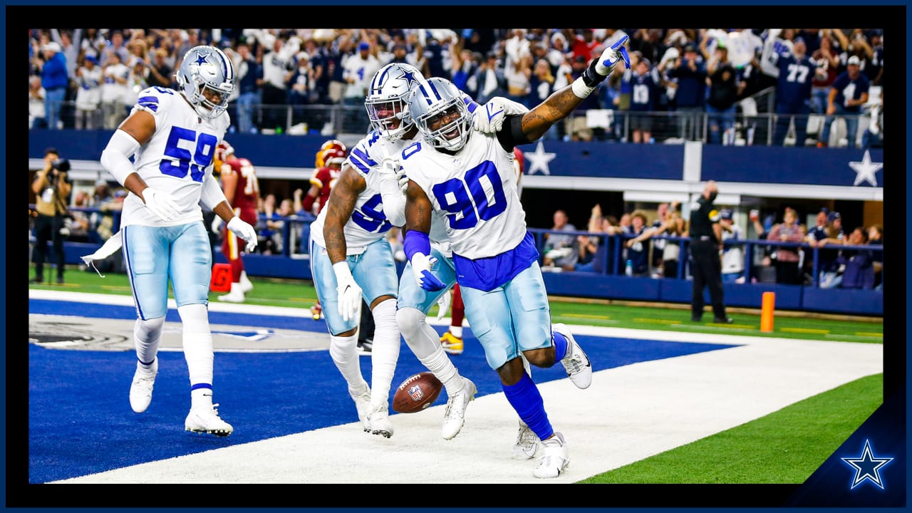 Arlington, Texas, USA. 29th Dec, 2019. Dallas Cowboys running back Tony  Pollard (20) tries to pull down a high pass during an NFL football game  between the Washington Redskins and Dallas Cowboys