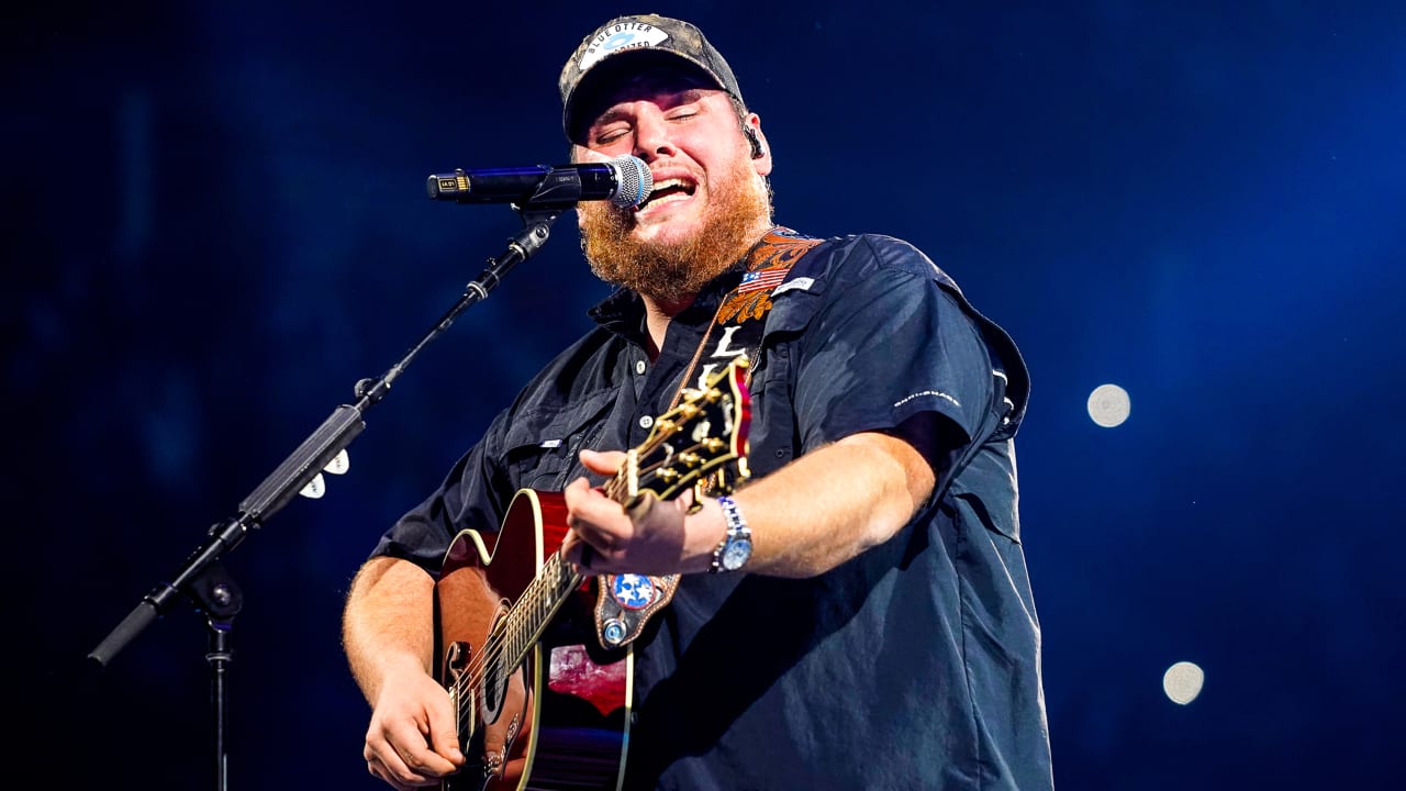 Luke Combs To Perform At Thanksgiving Halftime