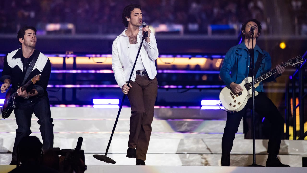 Jonas Brothers performing Cowboys Thanksgiving Day Game Halftime Show - The  Music Universe