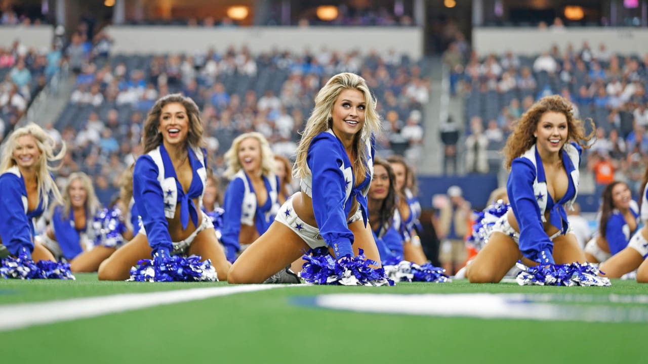 Arlington, Texas, USA. September 16, 2018: The Dallas Cowboys cheerleaders  perform during the first half of the NFL football game between the New York  Giants and the Dallas Cowboys at AT&T Stadium