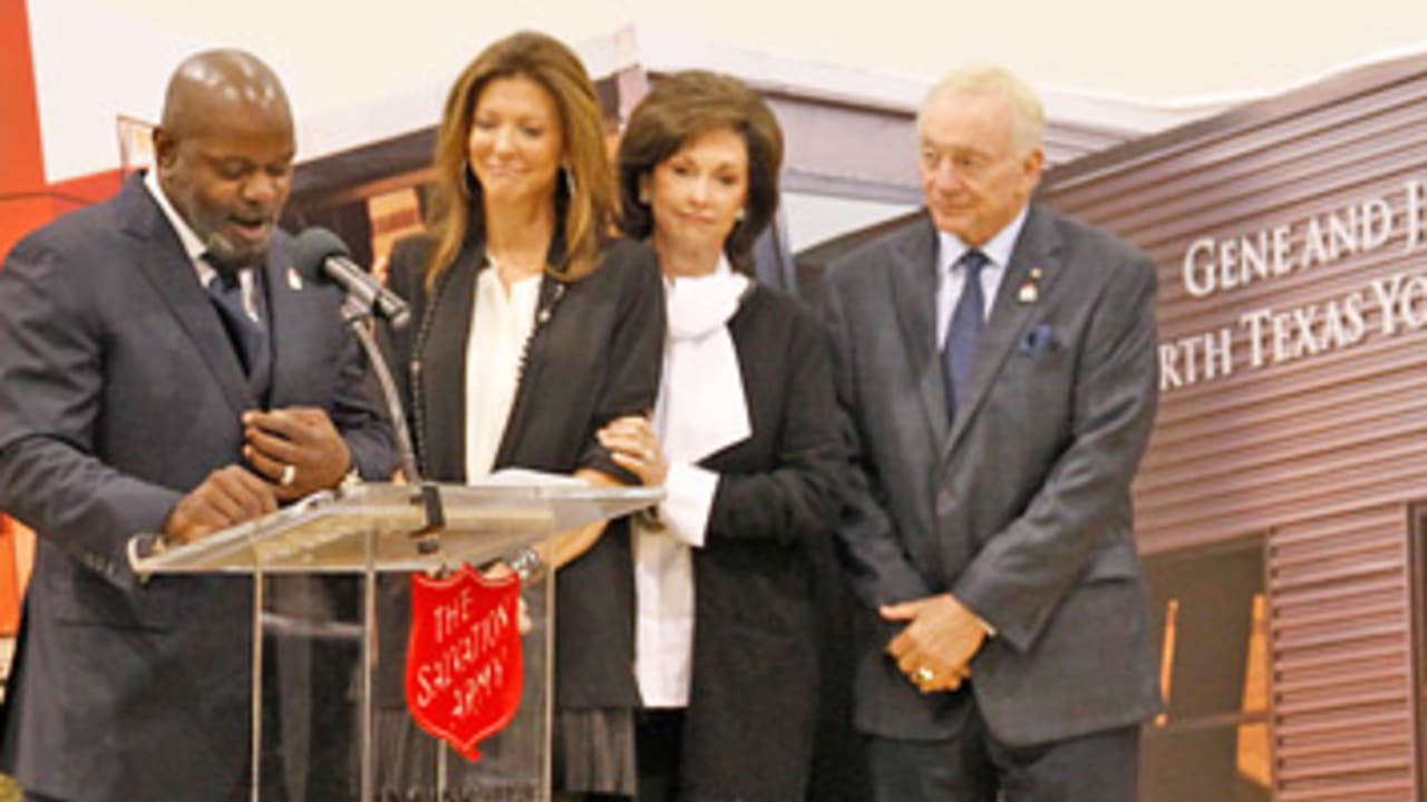 Dallas Cowboys great Emmitt Smith leads construction tour of NFL youth  center in Arlington