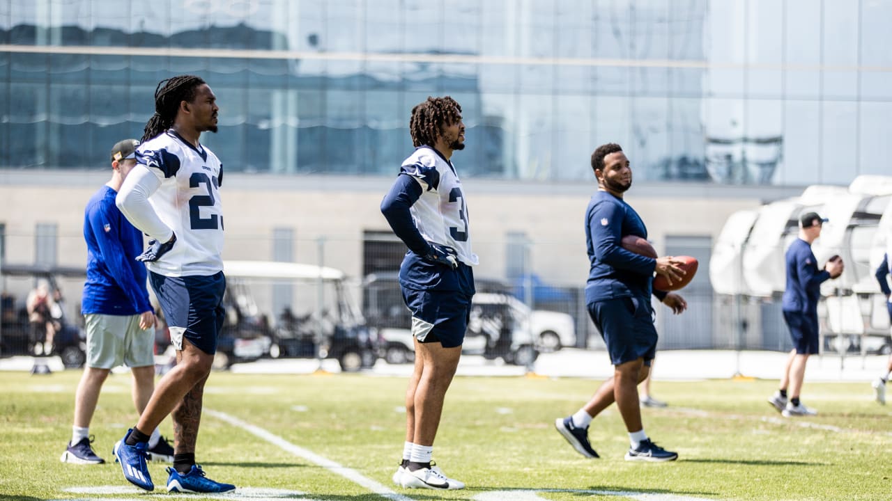 Mike McCarthy concerned about Ezekiel Elliott's knee, Cowboys to 'evaluate'  his running style