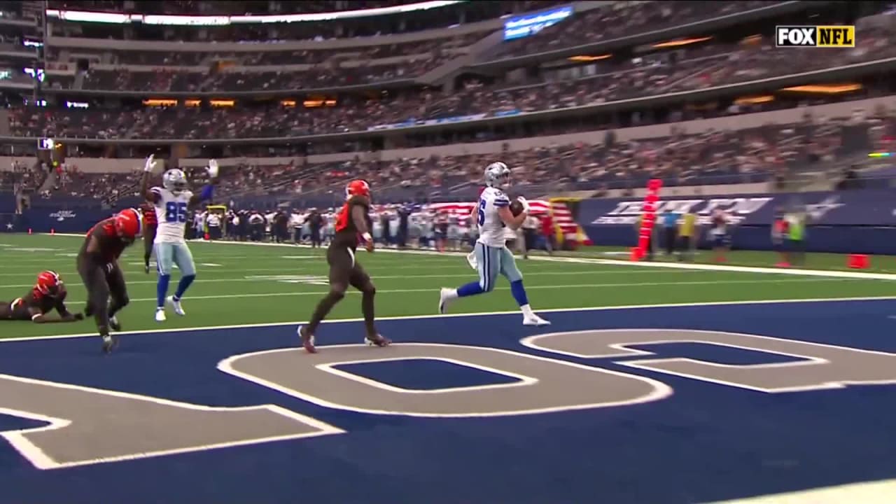Dalton Schultz of the Dallas Cowboys runs for a touchdown against