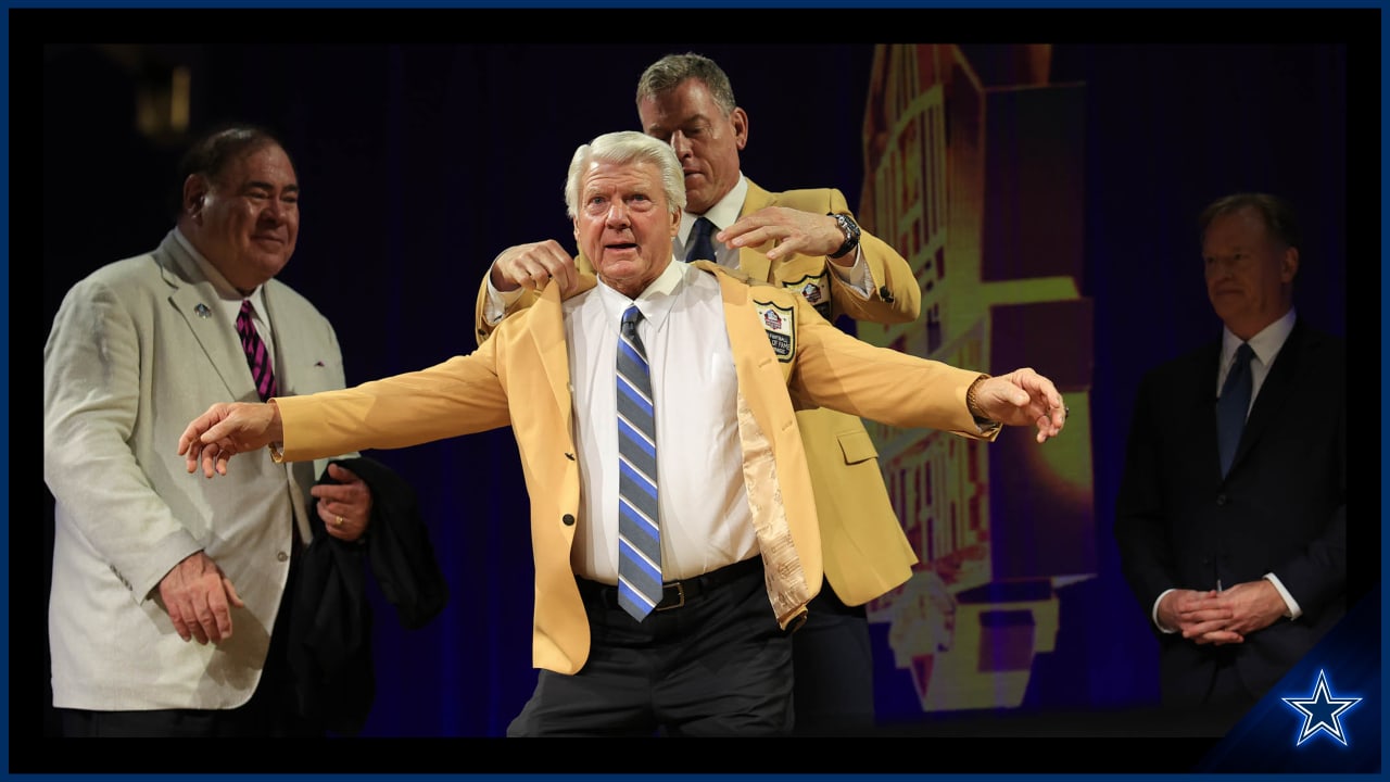 Drew Pearson, a member of the Pro Football Hall of Fame Class of 2021,  receives his gold jacket during the gold jacket dinner in Canton, Ohio,  Friday, Aug. 6, 2021 (AP Photo/Gene