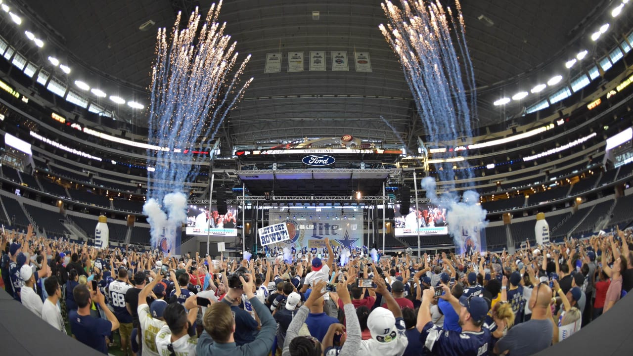 Elliott Selection Wins Over Fans At Cowboys’ Miller Lite Draft Party
