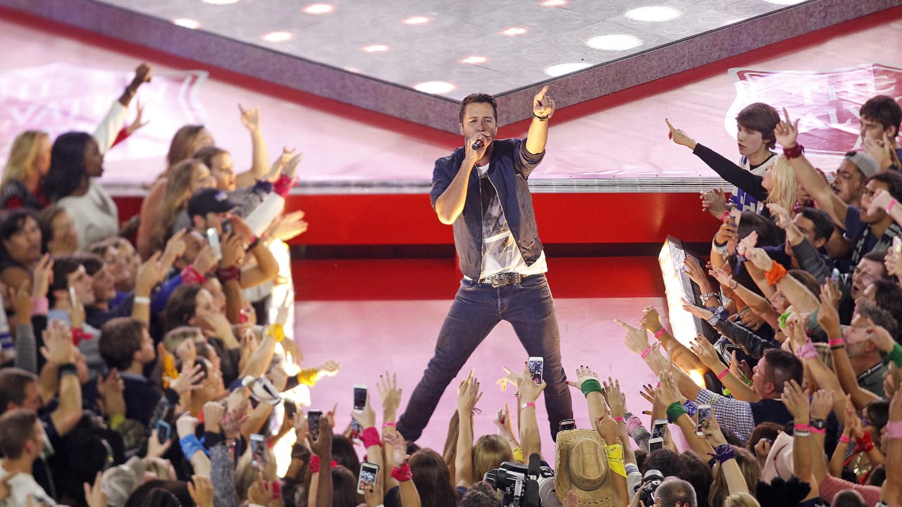 Luke Bryan Rocks Halftime Show at Thanksgiving Cowboys Game